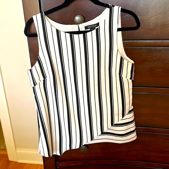 WHBM like new sleeveless blouse in black and white. Size 8 - Picture 1 of 4